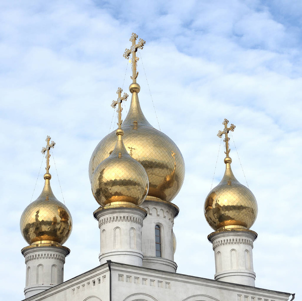 Золоті куполи Російської Православної Церкви на тлі синього неба. - Фото, зображення