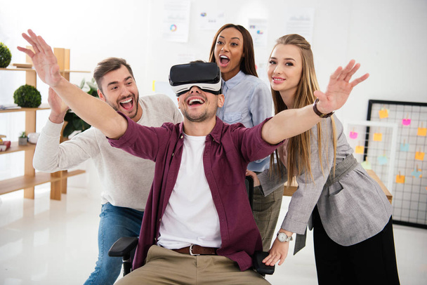 cheerful businessman in vr headset with multicultural colleagues near by in office - Foto, imagen