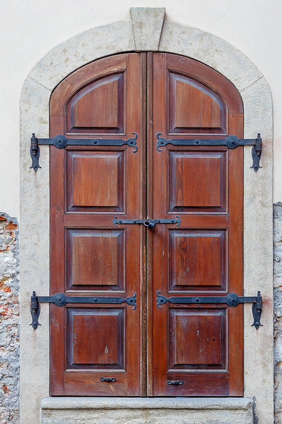 Medieval wooden door with iron hinges - Foto, imagen