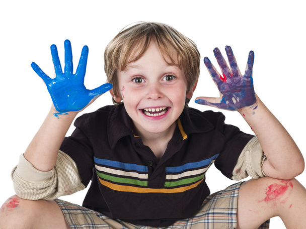 mosolygós kisfiú festékkel a kezét - Fotó, kép