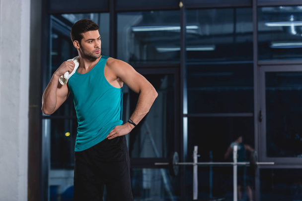 sportovec, stojící s ručníkem po tréninku v tělocvičně - Fotografie, Obrázek