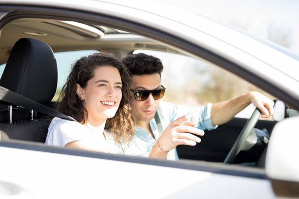 giovane uomo guida auto con la sua ragazza sul sedile del passeggero
  - Foto, immagini