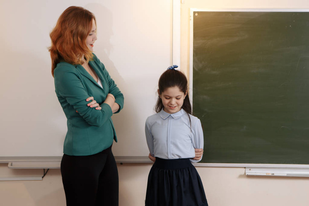 вчитель і студент в ноутбуці, дівчина вказує на екран
 - Фото, зображення