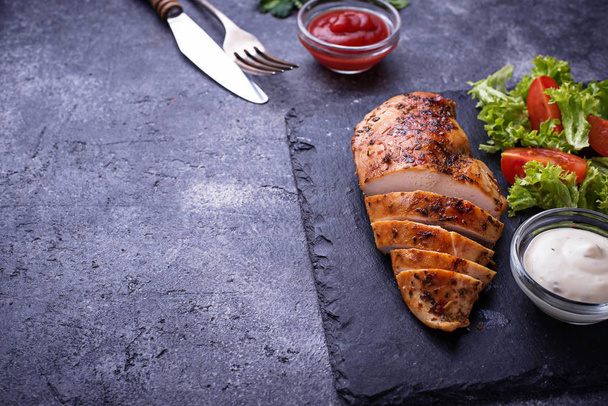 Grilovaná kuřecí prsíčka s zeleninový salát - Fotografie, Obrázek