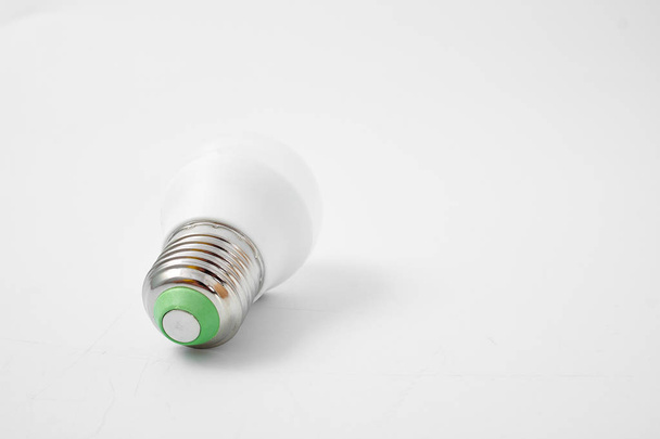 Lâmpada LED com tampa grande no fundo branco
. - Foto, Imagem