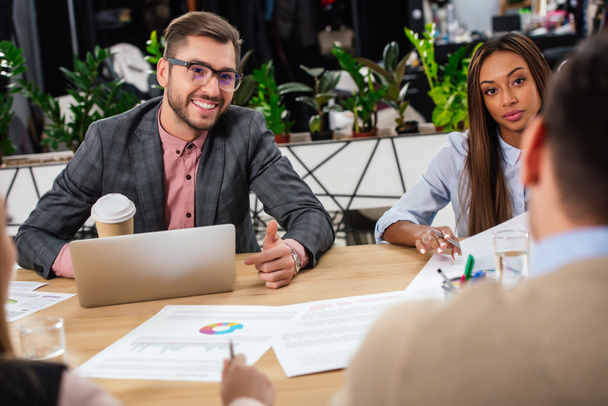 мультикультурні бізнесмени на робочому місці під час ділової зустрічі з партнерами в офісі
 - Фото, зображення