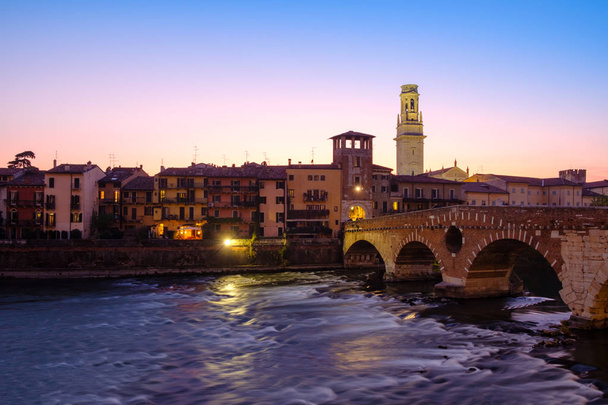 Imagem de Verona. Ponte Pietra no rio Adige após o pôr do sol, Verona, Itália
. - Foto, Imagem