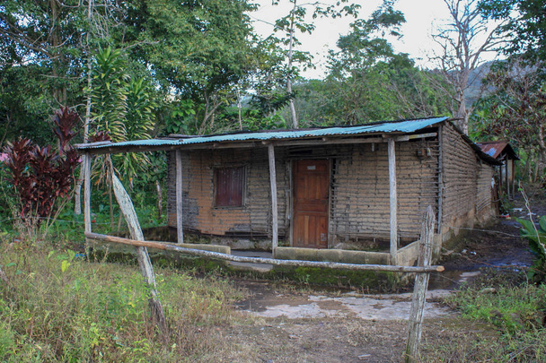 cabaña de madera parte antigua en Venezuela
 - Foto, Imagen