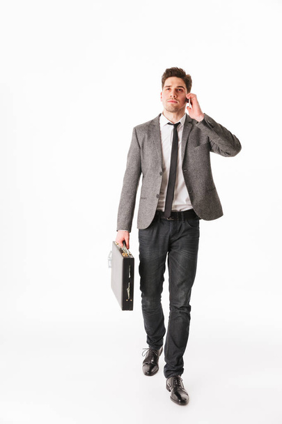 Full length portrait of a happy young businessman - Foto, afbeelding