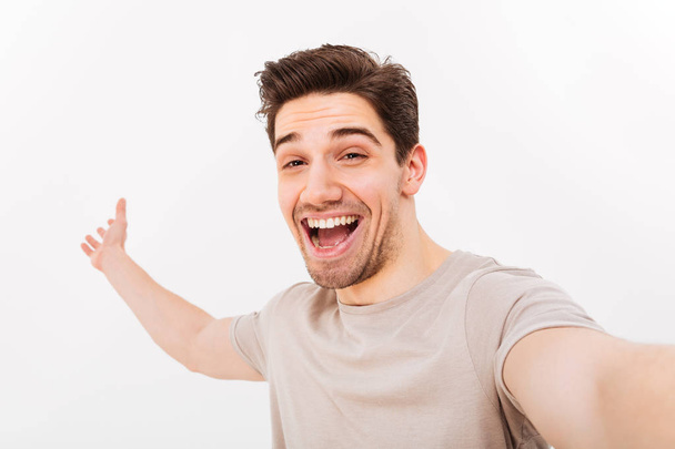 Изображение счастливого человека в повседневной футболке и щетине на лице rejoici
 - Фото, изображение