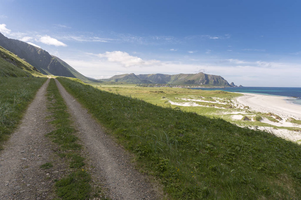 Omówienie tropikalnej plaży w Andenes na Lofotach w Norwegii  - Zdjęcie, obraz