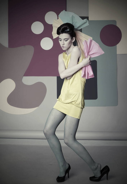 Танцующая девушка в платье, эксцентричный стиль
 - Фото, изображение
