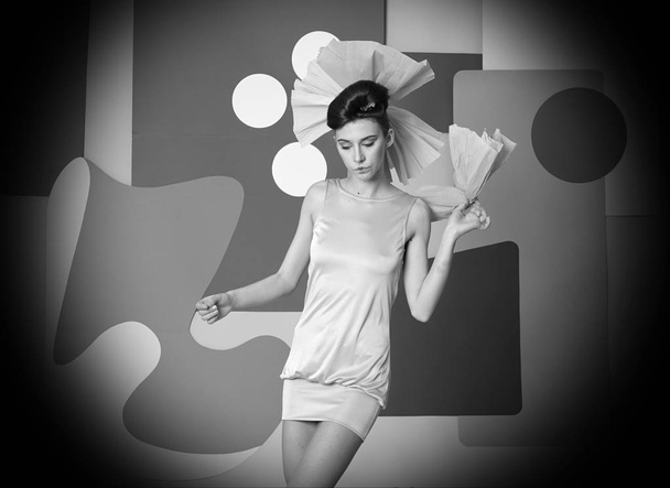 Танцююча дівчина в сукні, ексцентричний стиль
 - Фото, зображення