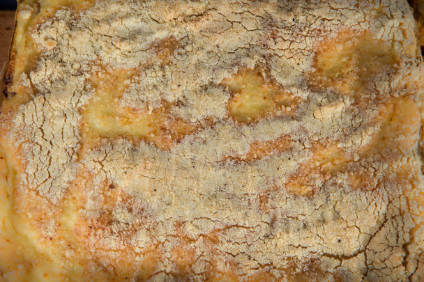 closeup bütün ev yapımı peynirli kek üzümlü ahşap tablet üzerinde hizmet - Fotoğraf, Görsel