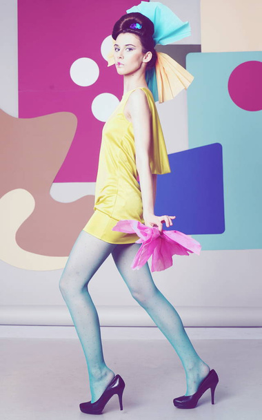 Dansende meisje in een jurk, excentrieke stijl - Foto, afbeelding