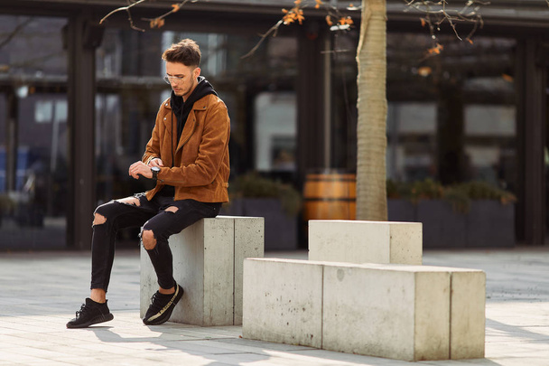 Piosenatore vyhlížející muž sedí na lavičce v parku moderní zázemí, lo - Fotografie, Obrázek