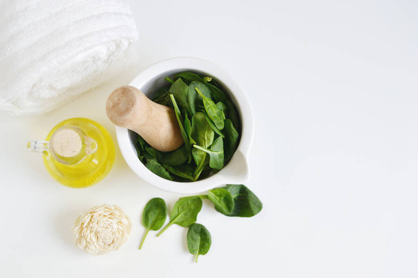 Natuurlijke ingrediënten voor zelfgemaakte lichaam gezichtsmasker schrobben groene spinazie. Beauty Concept. Spa - Foto, afbeelding