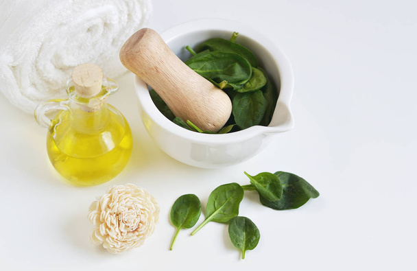 Natuurlijke ingrediënten voor zelfgemaakte lichaam gezichtsmasker schrobben groene spinazie. Beauty Concept. Spa - Foto, afbeelding