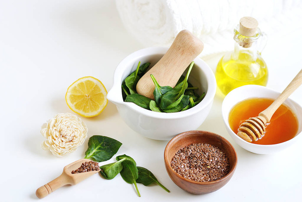 Ingredientes naturales para mascarilla corporal hecha en casa Exfoliante de espinacas verdes. Concepto de belleza. SPA
 - Foto, imagen