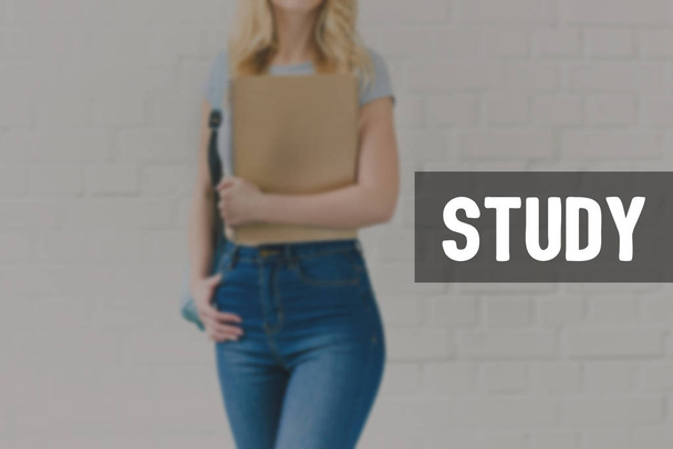 ritagliato colpo di giovane studentessa con notebook davanti al muro di mattoni bianchi, iscrizione di studio
 - Foto, immagini