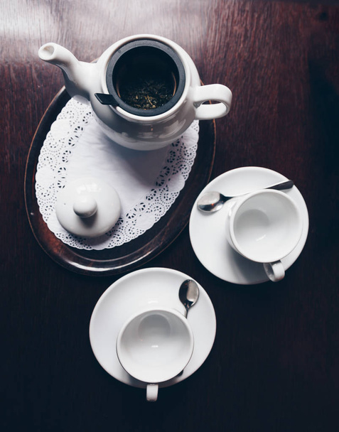 Αεροφωτογραφία του έναν πίνακα με επιδόρπια και τσάι - Φωτογραφία, εικόνα