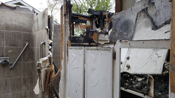 Поздно ночью начался пожар на чердаке этой семьи дома, они смогли избежать горящего пламени только с одеждой на спине, вся мебель, техника, одежда
 - Фото, изображение