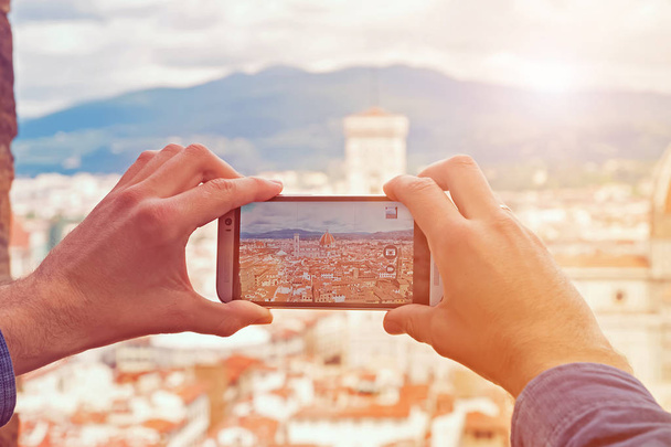 Iemands handen nemen van foto met smartphone in Florence, Italië. - Foto, afbeelding