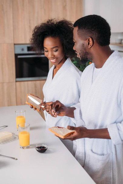 Молодая африканская американская пара завтракает на кухне
 - Фото, изображение