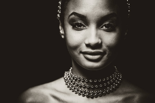 beautiful woman wearing chain jewellery in black and white photo - Foto, afbeelding