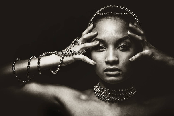 beautiful woman wearing chain jewellery in black and white photo - Foto, afbeelding