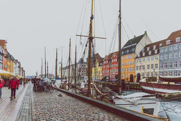 Koppenhága híres Nyhavn kikötő és a jellegzetes színes hou - Fotó, kép