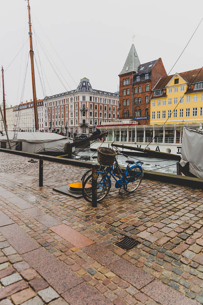 Copenhagen's famous Nyhavn harbour with the typical colorful hou - Foto, Imagem