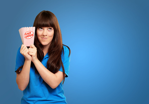 Девушка с пустым пакетиком попкорна
 - Фото, изображение
