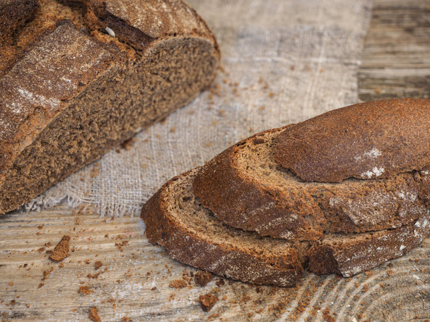pan casero sin levadura hecho de centeno y harina de trigo
 - Foto, imagen