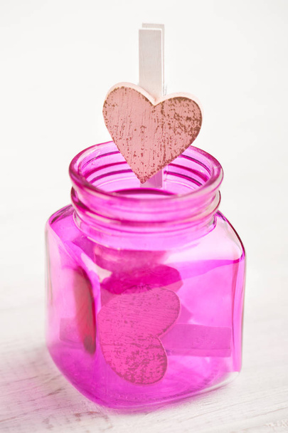 Różowy butelka z drewnianym sercem - Zdjęcie, obraz