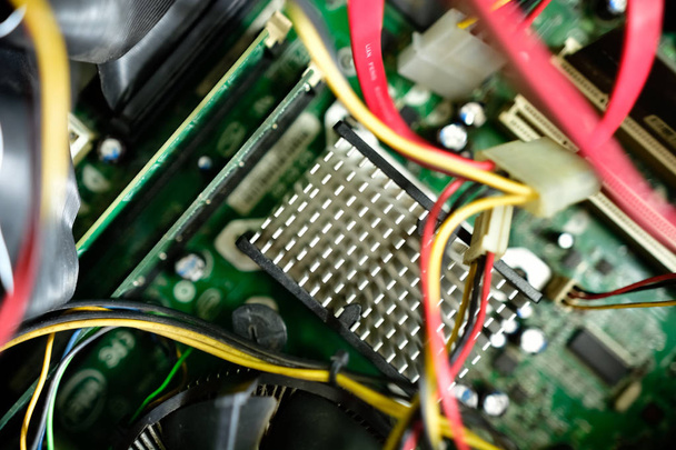 Placa de circuito intrincado de la computadora. Componentes del circuito
. - Foto, imagen