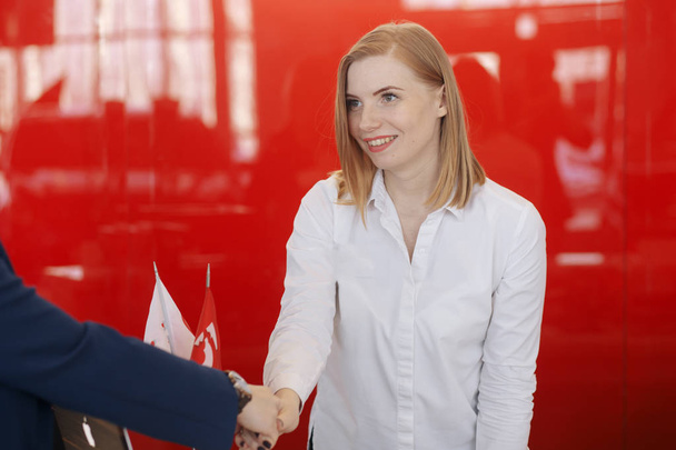 ビジネス女性与える握手と笑顔を歓迎 - 写真・画像