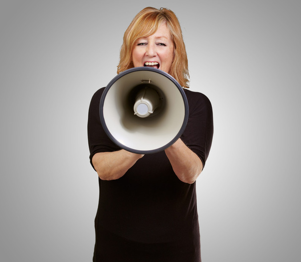 Mulher gritando em um megafone
 - Foto, Imagem