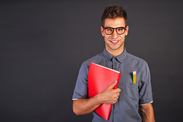 Ritratto di simpatico nerd uomo con matite e occhiali sopra b nero
 - Foto, immagini