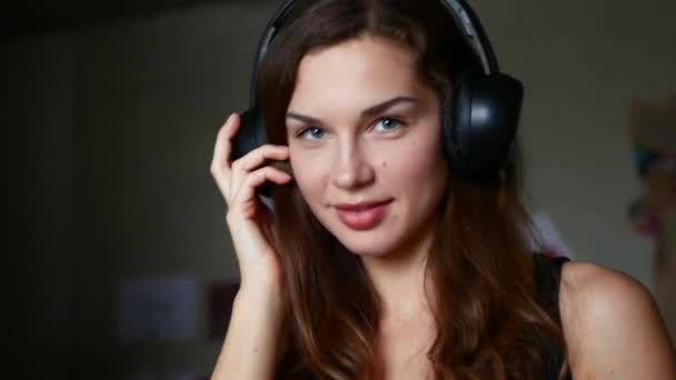 Beautiful woman with headphones listen to the music - Filmati, video