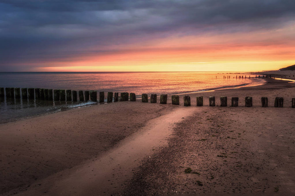 Kleurrijke zonsopgang over het strand - Foto, afbeelding