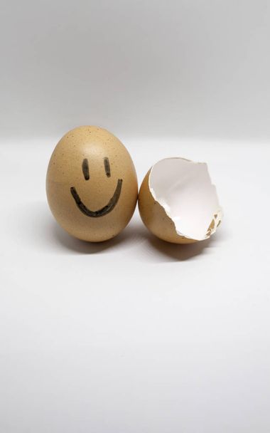 Příběh zlomeného srdce napsal skořápky vajec na bílém pozadí - Fotografie, Obrázek