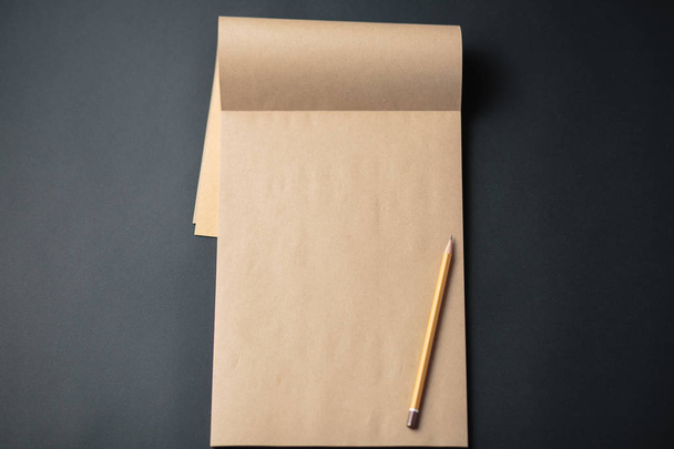 Notizbuch mit Bleistift auf schwarzem Hintergrund, Bastelblock - Foto, Bild