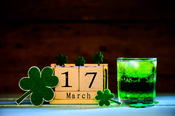 Blok kalendář pro St Patrick má den, březen 17, s zelený jetel listí, zelené zlato a vodu bitcoin na světle zeleném pozadí papíru Mulberry - Fotografie, Obrázek