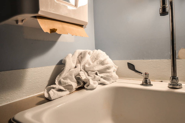 Banheiro público limpo velho do hospital com toalha e distribuidor de papel toalha
 - Foto, Imagem