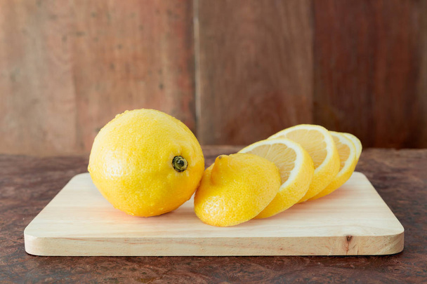 Citrony na dřevěné desce - Fotografie, Obrázek