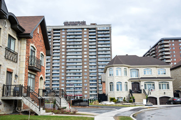 Житловий будинок з балконами в центрі міста Монреаль Канади. - Фото, зображення