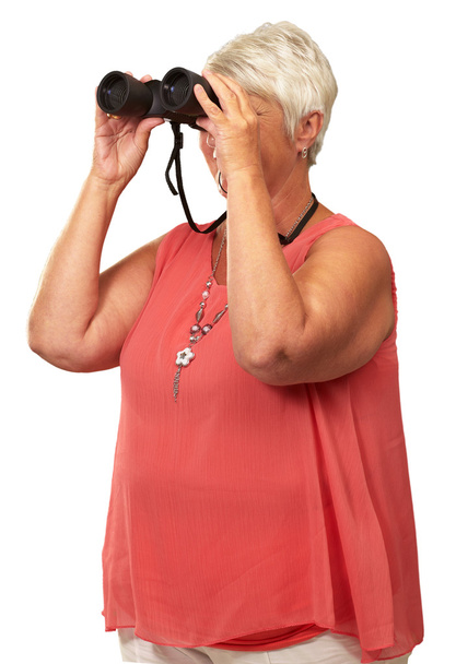Uma mulher sênior olhando através de binóculos
 - Foto, Imagem
