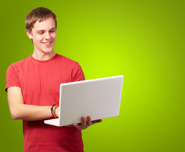 Человек держит ноутбук - Фото, изображение