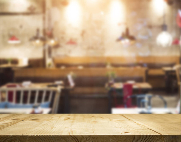 mesa de madera con fondo borroso noche
 - Foto, Imagen